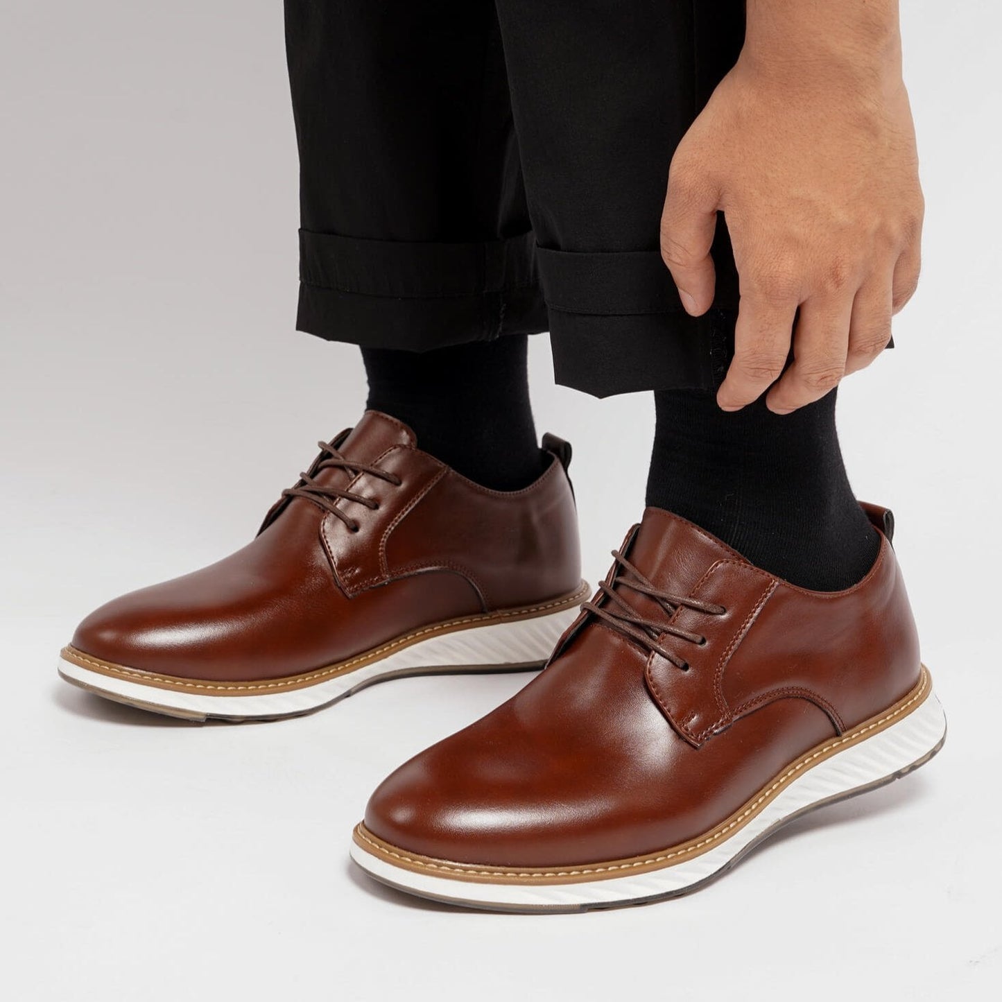 St. James – Zapato de Cuero Auténtico Marrón | Punta Redonda, Suela Blanca