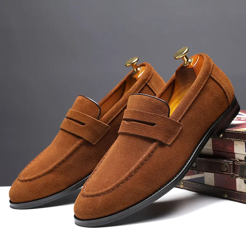 St. James – Marlow Mocassino Penny en gamuza premium – Marrón