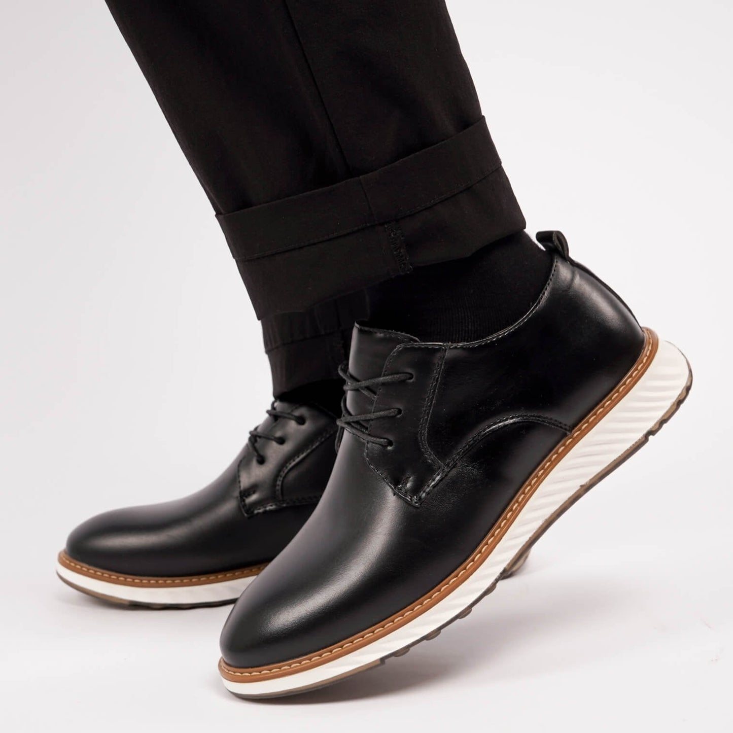 St. James – Zapato de Cuero Auténtico Negro | Punta Redonda, Suela Blanca
