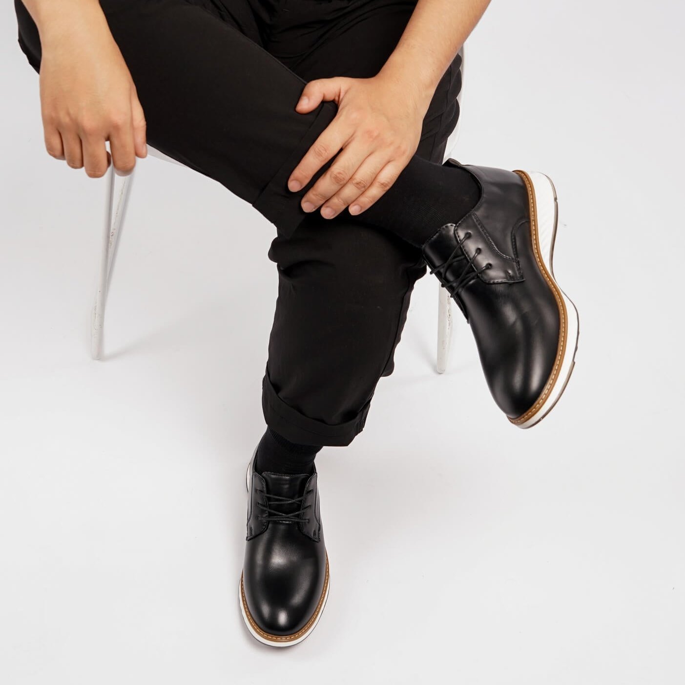 St. James – Zapato de Cuero Auténtico Negro | Punta Redonda, Suela Blanca